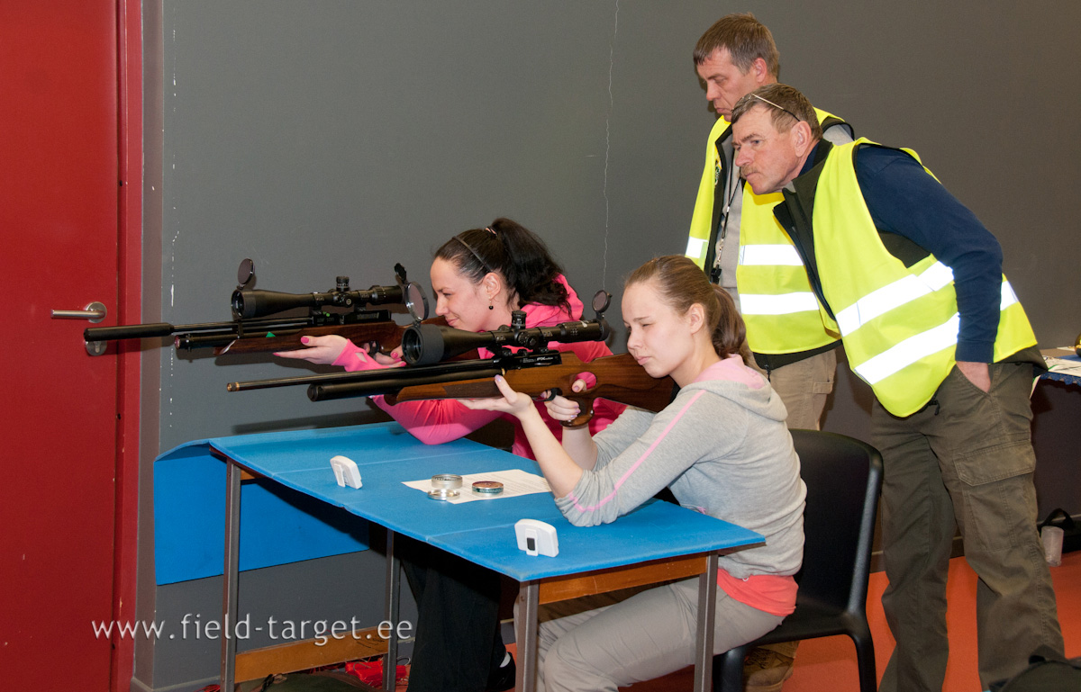 Klassi võitjad Riin Parmas ja Krit Lossmann selgitavad kellele kuulub üldvõitja karikas